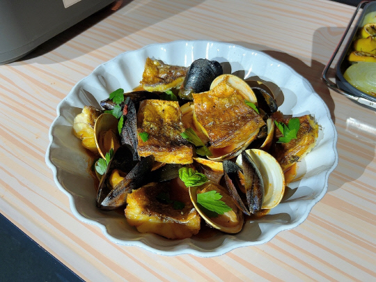 '나폴리 맛피아' 권성준 셰프가 '닌자 콤비 올인원 멀티 쿠커'로 요리한 아쿠아팟짜와 생선(뽈락) 스테이크. 장우진 기자